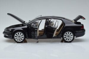Volkswagen Phaeton V6 Mazeppa Pelēks Kyosho 1:18 08831MBK Metāls — attēls 4 no 9