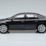Volkswagen Phaeton V6 Mazeppa Pelēks Kyosho 1:18 - image 5 of 9