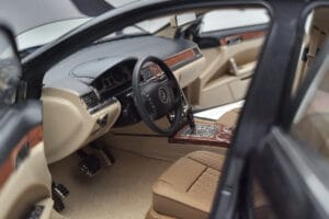 Volkswagen Phaeton V6 Mazeppa Pelēks Kyosho 1:18 08831MBK Metāls — attēls 8 no 9