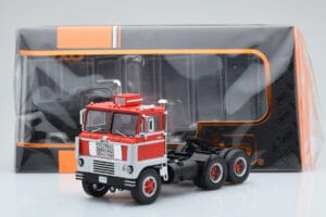 White 7400 Sarkans Sudrabs IXO 1:43 TR170 Metāls — attēls 5 no 5