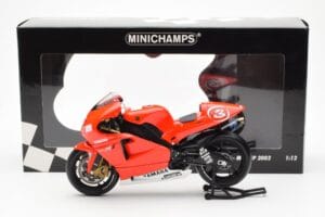 Yamaha YZR-M1 Marlboro Yamaha Team #3 M. Biaggi MotoGP 2002 Minichamps 1:12 122026303 Metāls — attēls 4 no 4