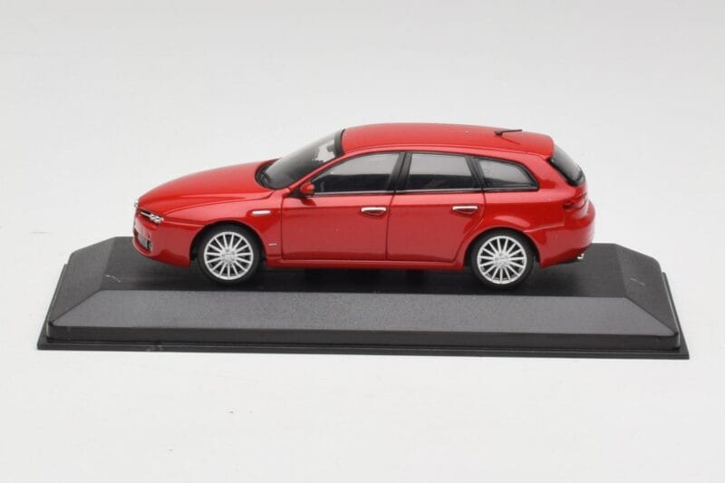 Alfa Romeo 159 Sportwagon Alfa Sarkans Minichamps 1:43 400120511 Metāls