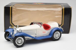 Alfa Romeo 2300 Spider Balts & Zils Bburago 1:18 3008-M1 Metāls — attēls 6 no 6
