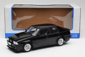 Alfa Romeo 75 Turbo Evoluzione Melns MCG 1:18 MCG18429 Metāls — attēls 6 no 6