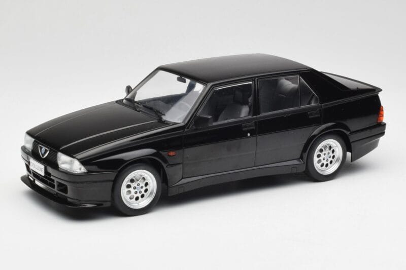 Alfa Romeo 75 Turbo Evoluzione Melns MCG 1:18 MCG18429 Metāls