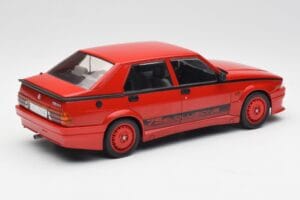 Alfa Romeo 75 Turbo Evoluzione Sarkans MCG 1:18 MCG18428 Metāls — attēls 2 no 6
