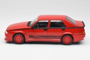 Alfa Romeo 75 Turbo Evoluzione Sarkans MCG 1:18 MCG18428 Metāls — attēls 3 no 6