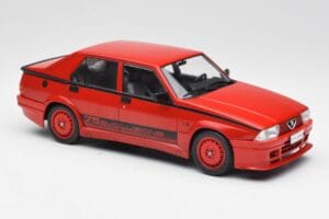 Alfa Romeo 75 Turbo Evoluzione Sarkans MCG 1:18 MCG18428 Metāls — attēls 4 no 6