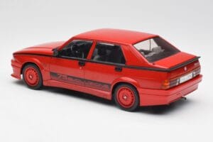 Alfa Romeo 75 Turbo Evoluzione Sarkans MCG 1:18 MCG18428 Metāls — attēls 5 no 6
