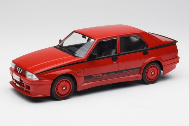 Alfa Romeo 75 Turbo Evoluzione Sarkans MCG 1:18 MCG18428 Metāls