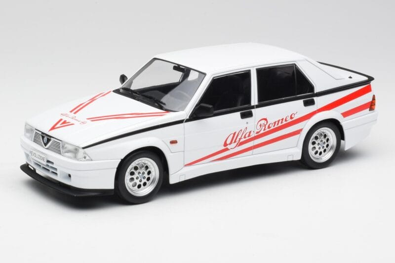 Alfa Romeo 75 Turbo Evoluzione Balts MCG 1:18 MCG18430 Metāls