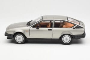 Alfa Romeo Alfetta GTV 2.0 Pelēks Metaliks AUTOart 1:18 70147 Metāls — attēls 4 no 8