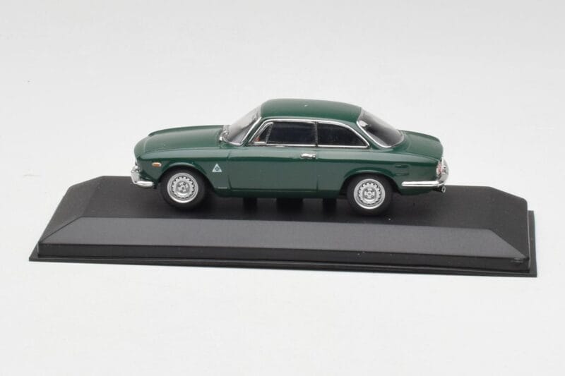 Alfa Romeo Giulia GTA 1300 Junior Zaļš Minichamps 1:43 ALFA010 Metāls