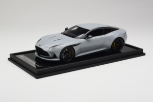 Aston Martin DB12 Nardo Gray MotorHelix 1:18 MH027NG Sveķi — attēls 2 no 7