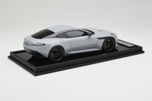 Aston Martin DB12 Nardo Gray MotorHelix 1:18 MH027NG Sveķi — attēls 3 no 7