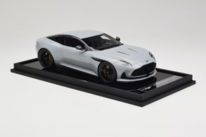 Aston Martin DB12 Nardo Gray MotorHelix 1:18 MH027NG Sveķi — attēls 4 no 7