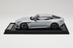 Aston Martin DB12 Nardo Gray MotorHelix 1:18 MH027NG Sveķi