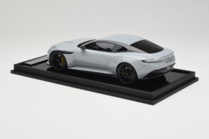 Aston Martin DB12 Nardo Gray MotorHelix 1:18 MH027NG Sveķi — attēls 5 no 7