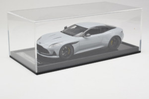Aston Martin DB12 Nardo Gray MotorHelix 1:18 MH027NG Sveķi — attēls 6 no 7
