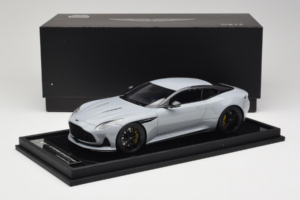 Aston Martin DB12 Nardo Gray MotorHelix 1:18 MH027NG Sveķi — attēls 7 no 7