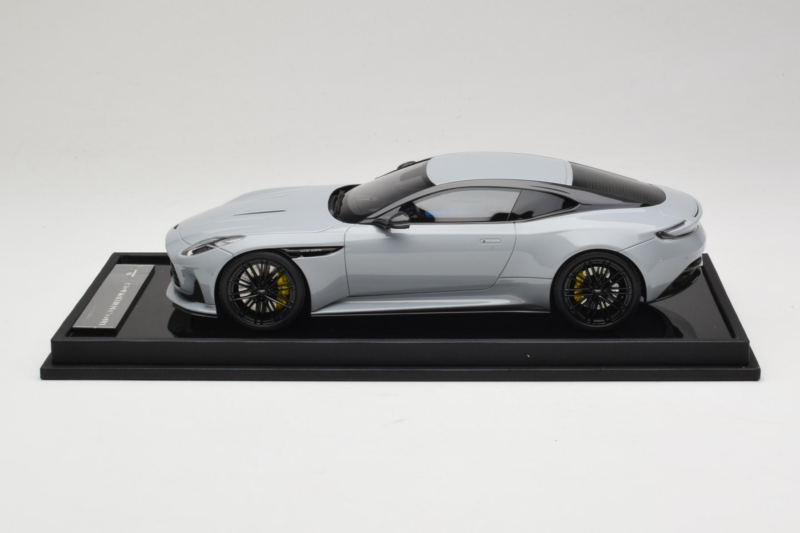 Aston Martin DB12 Nardo Gray MotorHelix 1:18 MH027NG Sveķi