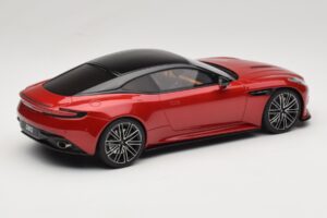 Aston Martin DB12 Hyper Red GT Spirit 1:18 GT936 Sveķi — attēls 2 no 6