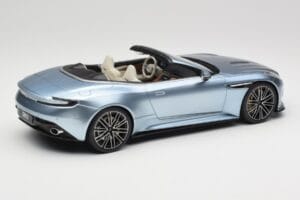 Aston Martin DB12 Volante Caribbean Blue Pearl GT Spirit 1:18 GT479 Sveķi — attēls 2 no 6