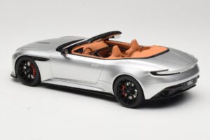 Aston Martin DB12 Volante Sudrabs GT Spirit 1:18 GT945 Sveķi — attēls 5 no 6