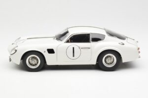 Aston Martin DB4 GT Zagato #1 24 Hours of Le Mans 1961 CMC 1:18 M-139 Metāls — attēls 3 no 6