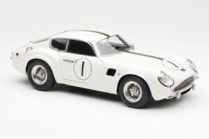Aston Martin DB4 GT Zagato #1 24 Hours of Le Mans 1961 CMC 1:18 M-139 Metāls — attēls 4 no 6