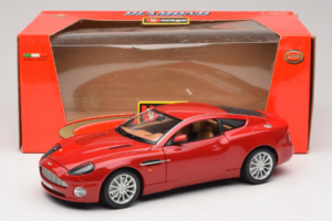 Aston Martin V12 Vanquish Sarkans Bburago 1:18 33334063 Metāls — attēls 8 no 8