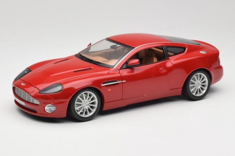 Aston Martin V12 Vanquish Sarkans Bburago 1:18 34063 Metāls