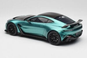 Aston Martin V12 Vantage Racing Green GT Spirit 1:18 GT922 Sveķi — attēls 5 no 6
