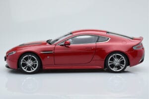 Aston Martin V12 Vantage Sarkans AUTOart 1:18 70208 Metāls — attēls 4 no 8