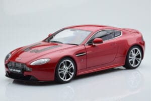 Aston Martin V12 Vantage Sarkans AUTOart 1:18 70208 Metāls