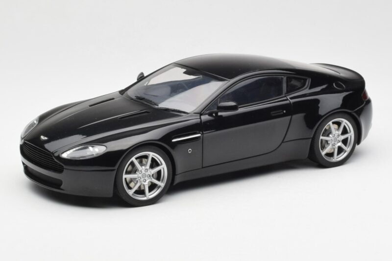 Aston Martin V8 Vantage Onyx Melns AUTOart 1:18 70202 Metāls