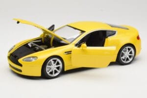 Aston Martin V8 Vantage Dzeltens Hot Wheels 1:18 G7159 Metāls — attēls 2 no 8