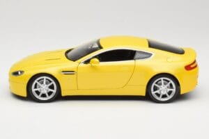 Aston Martin V8 Vantage Dzeltens Hot Wheels 1:18 G7159 Metāls — attēls 4 no 8