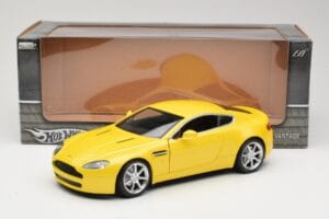 Aston Martin V8 Vantage Dzeltens Hot Wheels 1:18 G7159 Metāls — attēls 8 no 8