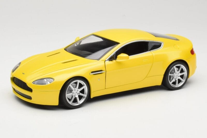 Aston Martin V8 Vantage Dzeltens Hot Wheels 1:18 G7159 Metāls