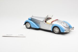 Audi 225 Front Roadster Zili Sudrabs CMC 1:18 M-075B Metāls — attēls 5 no 6