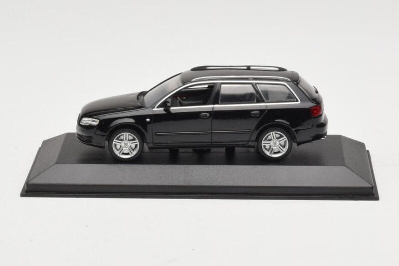 Audi A4 B7 Avant Melns Minichamps 1:43 AUDI008 Metāls