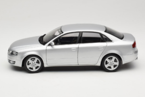 Audi A4 B7 Sudrabs Minichamps 1:18 100014402 Metāls — attēls 4 no 8