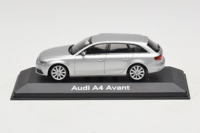 Audi A4 B8 Avant Ice Silver Minichamps 1:43 5011204213-R1 Metāls