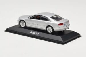 Audi A8 D3 Gaiši Sudrabs Minichamps 1:43 5010508113 Metāls — attēls 3 no 4