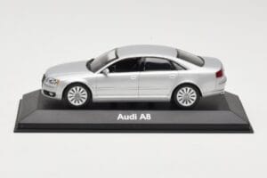Audi A8 D3 Gaiši Sudrabs Minichamps 1:43 5010508113 Metāls