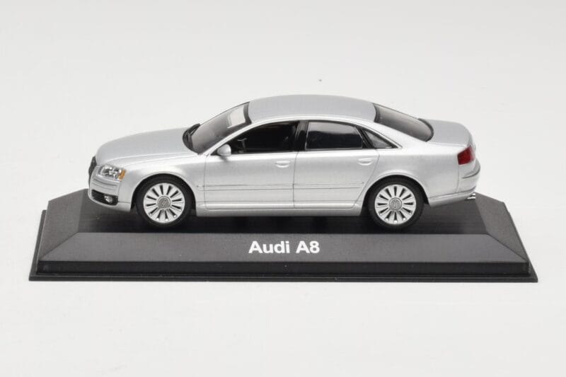 Audi A8 D3 Gaiši Sudrabs Minichamps 1:43 5010508113 Metāls