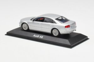 Audi A8 D3 Sudrabs Minichamps 1:43 20000001386001 Metāls — attēls 3 no 4
