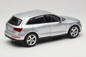 Audi Q5 8R Ice Silver Kyosho 1:18 09242IS Metāls — attēls 3 no 8