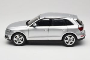 Audi Q5 8R Ice Silver Kyosho 1:18 09242IS Metāls — attēls 4 no 8